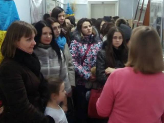 Кафедра журналістики переглядає виставку матеріалів з Майдану